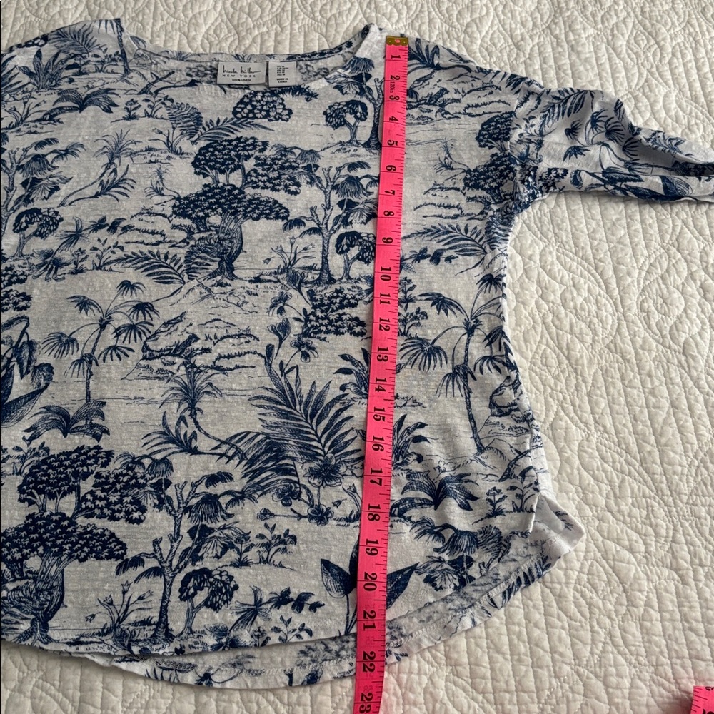 Nicole Miller NY 100% Linen Women's Top Blue White Exotic Print Size Medium Tee - Picture 8 of 9